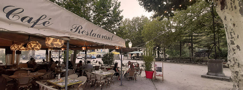 Cafe restaurant dichtbij Le Gessy camping te Remuzat Drome Frankrijk France